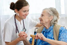 Enfermera cuida anciana