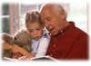 Abuelo leyendo a su nieta